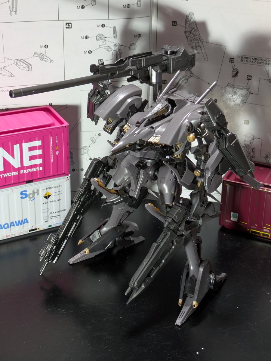 64bitCPU's tweet photo. シュープリス完成！
黒~暗灰色のメインカラーに金色のアクセントが非常にカッコいい
ただアンサングのときもそうだったけどあちこちのパーツがトゲトゲかつポロポロ落ちるのでもう触りたくない…… https://t.co/KhHKk6SZey