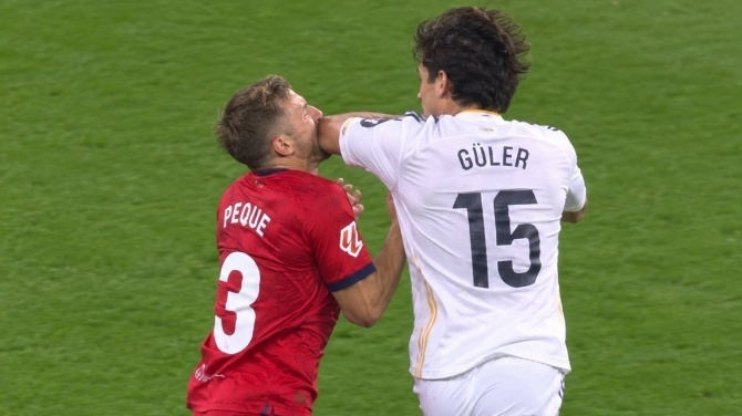 futbolgate_ES's tweet photo. El dorsal de Peque es el nº 10, no el 3. Cuidado con las imágenes que circulan y que utilizan ciertos medios. https://t.co/jNDOm6GzfI