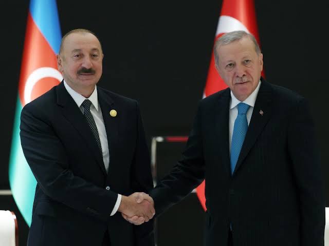 DARKAPI's tweet photo. Bu düşmanlık kime yarıyor?

Azerbaycan'ın iç ve dış politikasından duyulan rahatsızlıkları iki ülkenin ilişkilerini dinamitlemek için kullanmak doğru mudur?  Başörtüsü hassasiyeti kullanılarak iktidar üzerinde baskı kurulmaya çalışılıyor. Azerbaycan’ın “düşman” ilan edilmesi bekleniyor!

İç politika ile dış politikayı karıştırmamak lazım. İçerideki iktidar-muhalefet kavgasını olduğu gibi dış politikaya yansıtamazsınız.

Bunu sadece Azerbaycan için söylemiyorum. İran'la bile gerektiğinde ittifak yapılır, birlikte hareket edilebilir. Kâğıt üstünde yakın ilişkilerimiz var. Sahada işler farklı yürür. İran resmiyette yanınızda durur, pratikte karşınızda. Gün gelir, çakışan çıkarlar ittifaka döner. Bu olmayacak iş değil. Ama ittifakı da dostluğu da devlet yürütür. Dış politikayı şekillendirenler karar verir. Temel çıkar neyi gerektiriyorsa ona göre hareket edilir. İç çekişmeler üzerinden dış politika belirlenmez.

https://t.co/GFCy6bCzkG