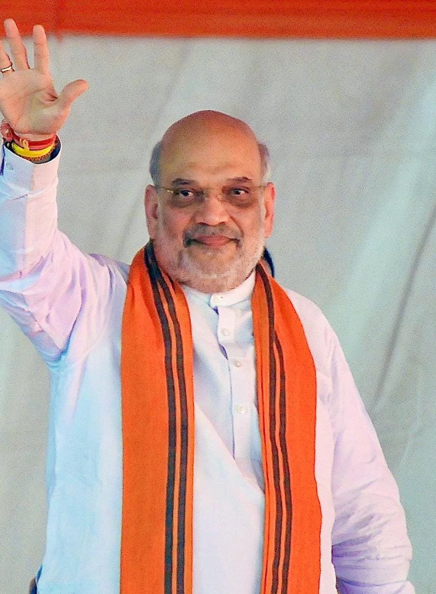 JaikyYadav16's tweet photo. कोई माने या ना माने बॉलीवुड में लॉरेंस बिश्नोई का खतरनाक खौफ़ है।

कोई कितना भी बड़ा सेलिब्रिटी क्यों न हो उसे लॉरेंस विश्नोई से डर जरूर लगता है हम ऐसा क्यों कह रहे हैं इसका अंदाजा आप इस बात लगाइये की, 

Tiger Shroff के ऊपर फायरिंग होती इतना बड़ा हादसा होता है लॉरेंस विश्नोई गैंग ने इसकी जिम्मेदारी भी ली है लेकिन इस मामले पर कोई भी सेलिब्रिटी कुछ बोला तक नहीं।

सोशल मीडिया पर ये लोग टाइगर श्रॉफ का साथ देने और उन्हें संवेदनाएं व्यक्त करने तक से डर रहे हैं।

मुझे एक बात समझ नहीं आ रही है आख़िर भारत सरकार और गृह मंत्रालय इस मामले को लेकर हाथ पर हाथ धरे क्यों बैठा है?