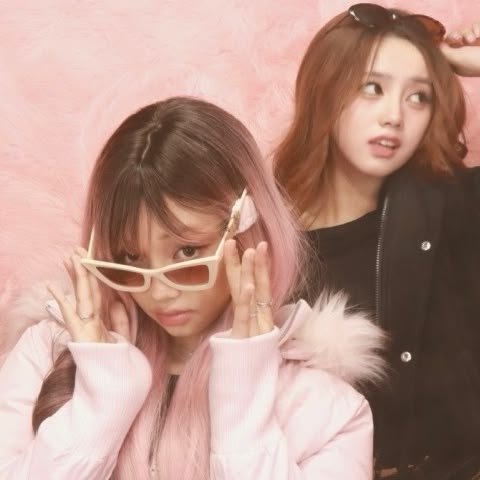 sparkinyoureyez's tweet photo. TWO BADDIES IN ONE PHOTO??? somebody check on the economy 😭💋🔥 https://t.co/36225IM3vE