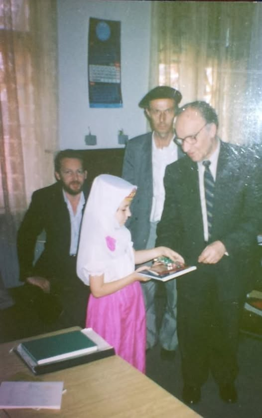 e_secer's tweet photo. Savaştan güzel anılar varsa bu onlardan biridir. Her seferinde de gururla paylaşırım. Aslında burada giydiğim kıyafet de (Boşnak yerel kıyafeti) bir nevi inat, mücadele ve gurur gösterisiydi o dönem.

Savaşla beraber başladığım birinci sınıf karnemi rahmetli Aliya İzetbegoviç'in elinden almıştım. Arkada da bir deri bir kemik kalmış babam.

Bir de küçük bir altın zambak hediye etmişti tüm sınıfa, hala saklarım. 

Ona okuduğum şiirde de söz verdiğim gibi devam...

Allah rahmet eylesin.