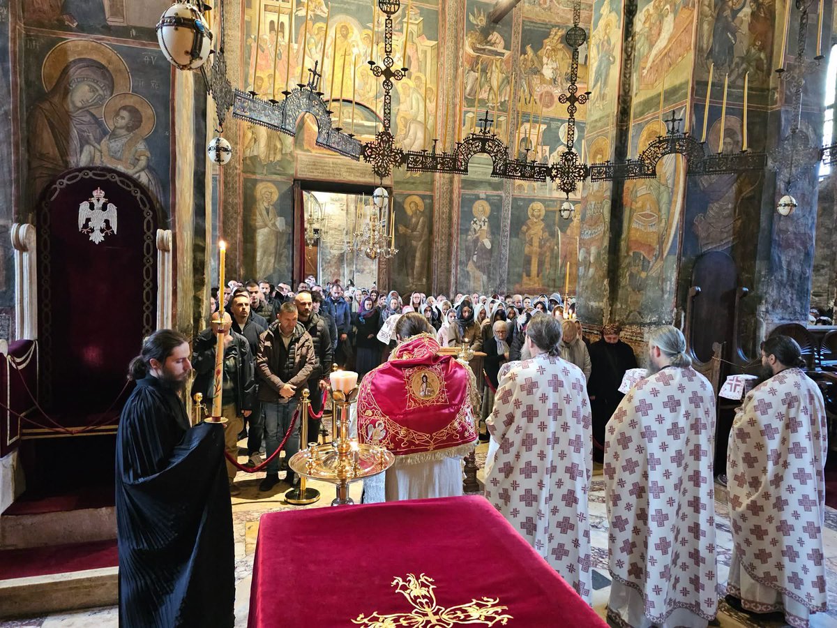 DecaniMonastery's tweet photo. On Sunday, 18 October, over 400 faithful from Kosovo and Metohija, central Serbia, Bosnia and Herzegovina, Montenegro and beyond gathered for today’s Divine Liturgy at Visoki Dečani Monastery.

Abbot Fr Sava presided, with the monastery’s hieromonks concelebrating.

#DecaniMonastery #SerbianOrthodoxChurch #Kosovo