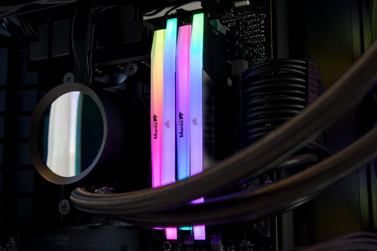 pcbuildnet's tweet photo. 私のPCはDDR5の4枚挿し、しかも32GB×2と16GB×2の混在で96GB。
避けたほうがいいと言われる組み合わせですが、5200MHzで安定しました。やったことを残しておきます。

◎環境
・Ryzen 7 7800X3D／ASUS TUF GAMING B650-E WIFI
・32GB×2：CORSAIR DDR5-6000 CL40（XMPのみ対応）
・16GB×2：V-Color Manta XFinity RGB DDR5-6000 CL36（こちらもXMPのみ対応）

◎最初の症状
設定を全部Autoにすると3600MHz。
1回目は起動するのに、再起動すると2回目はDRAMランプが点いたまま止まってしまう現象が発生。

◎効いたこと
BIOSの更新でした。入っていたのは2024年10月版。最新にしたら5600MHzで起動！不安定だったので下げていき、5200MHzで落ち着きました。
4枚だとDOCP Iは使えなかったので、周波数は手動で設定しています。電圧は触っていません。

◎挿し方
32GB×2をA2・B2、16GB×2をA1・B1。同じ容量のペアを1つ飛ばしで挿します。

もちろん同メーカー、同型番で揃えるに越したことはありません。ですが異種メモリでも諦めないで！