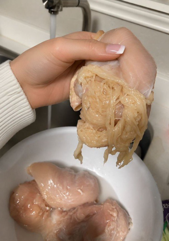Tshepo04023211's tweet photo. スーパーで買ってきた鶏肉

調理しようとして開けた瞬間
なんか質感おかしくて手止まった、、、

触ったら普通の鶏肉と全然違う感じする
これこのまま調理して大丈夫なやつ？ https://t.co/im7burLqbj