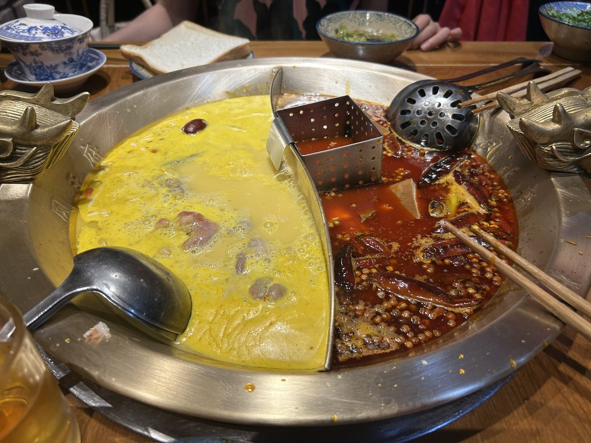 lilyuber2's tweet photo. 🇲🇾生活はしっかり楽しかったよ💪

特にごはんがおいしかった🥰

1枚目 牛肉麺（Grab）
2枚目 貝鍋 Lala pot
3枚目 火鍋（黄色がガチおいしい）
4枚目 ラムシャンク（骨付きラムの煮込み）と鬼チーズピザ（🇲🇾はデフォでチーズの量が多い）と🦐🍅リゾット https://t.co/AugnwiPuwV