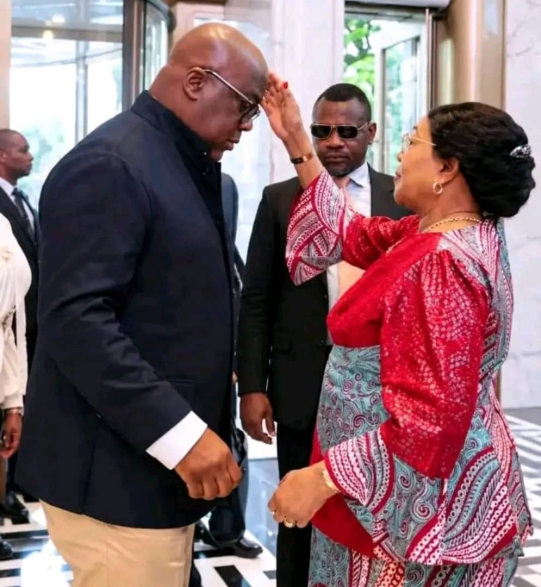 EBenkala's tweet photo. @petertiani007 Vous qui avez encore vos maman en vie, prenez très bien soins d'elles. 
S'il y a une personne, ici en RDC, qui est dessus de @fatshi13 , c'est sa maman... Malgré son autorité et occupations, il reste enfant devant sa maman. 
Que cette image nous interpelle tous 
Maman, Je t'aime. https://t.co/430lASBHGV