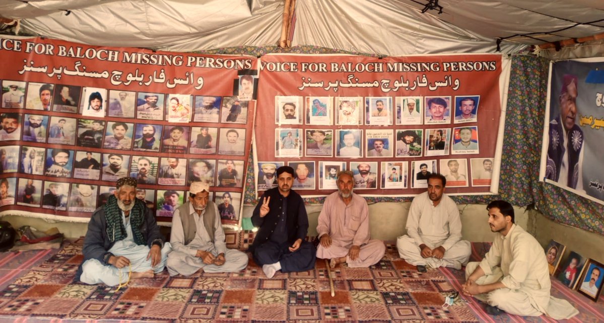 VBMP5's tweet photo. کوئٹہ:وی بی ایم پی کا احتجاجی کیمپ 6393ویں روز جاری۔

سہیل بلوچ، فصیح بلوچ اور ریاض ساتکزئی کے لواحقین نے شرکت کرکے اپنے پیاروں کی بازیابی کا مطالبہ کیا۔

چیئرمین نصراللہ بلوچ نے تمام لاپتہ افراد کی بازیابی اور اگر کوئی الزام ہے تو انہیں عدالتوں میں پیش کرنے کا مطالبہ کیا۔ https://t.co/nGbTnfh5mA