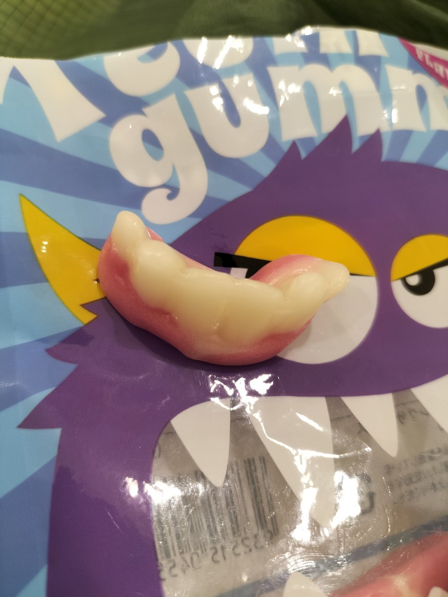 1REt9sBVCn5BzFn's tweet photo. ハロウィンのお菓子。
グミだけど。
ホントに入れ歯に見える(笑)
遊び心だな〜。

#ハロウィン #お菓子 https://t.co/U5n71VcXS5