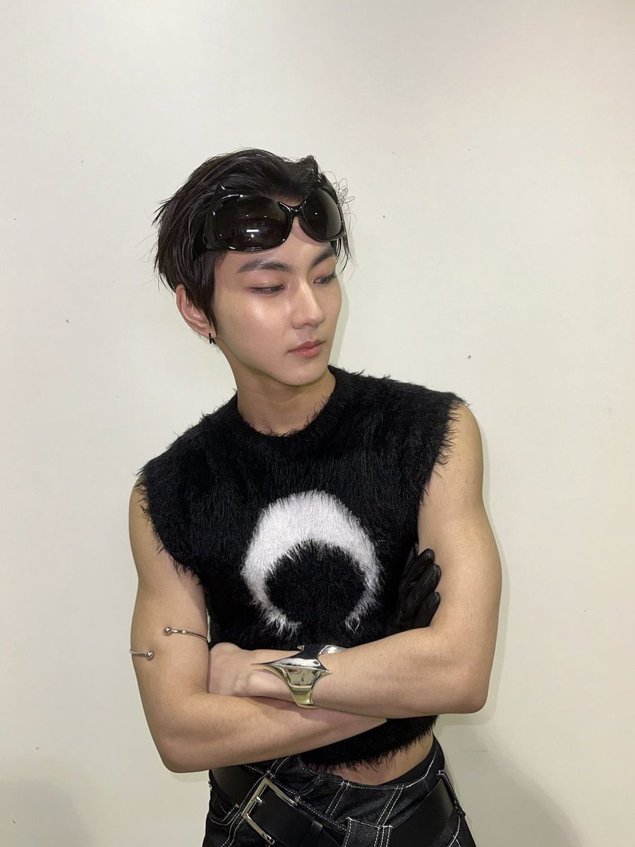 macutiehoon's tweet photo. legend กอดอกทีไรเป็นเรื่องทุกที https://t.co/FWyFnWaxzY