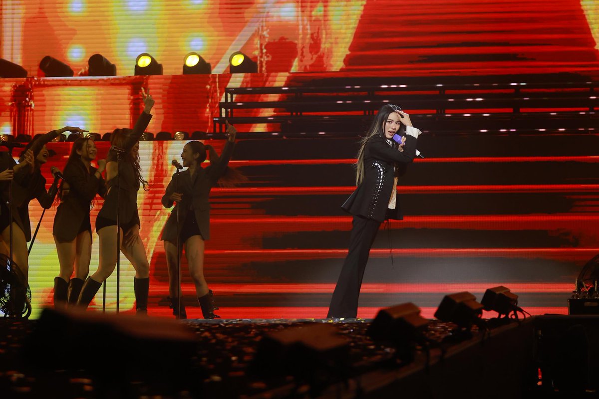 Ch3Thailand_33's tweet photo. สมมงตัวแม่! "หลิง-ออม" จัดเต็มคอนเสิร์ตแรก แขกรับเชิญจัดเต็มแน่นเวที สร้างปรากฏการณ์แรงตลอด 2 วันเต็ม! กับงาน "LINGORM THE WORLD BETWEEN US CONCERT" ณ อิมแพ็ค อารีน่า เมืองทองธานี

รับชมภาพเพิ่มเติมได้ที่ Facebook : Ch3Thailand

#LingOrmBetweenUsConcertD1 #LingOrmBetweenUsConcertD2
#LINGORMConcert #TheWorldBetweenUs #LINGORM #หลิงออม