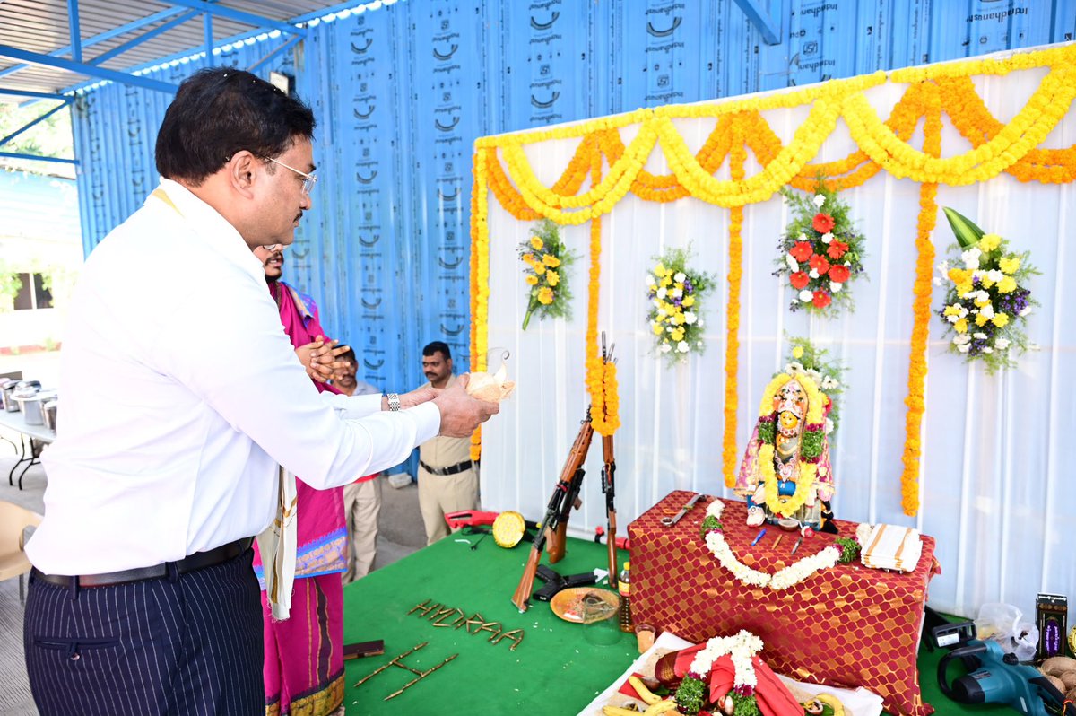 Comm_HYDRAA's tweet photo. — హైడ్రా పార్కింగ్ యార్డులో ద‌స‌రా ఉత్స‌వాలు. 
— వాహ‌నాల‌కు పూజ‌లు చేసిన హైడ్రా క‌మిష‌న‌ర్ శ్రీ ఏవీ రంగ‌నాథ్ గారు.

#HYDRAA #DasaraCelebrations #AyudhaPuja #VahanaPuja https://t.co/IOuVvwcvLr