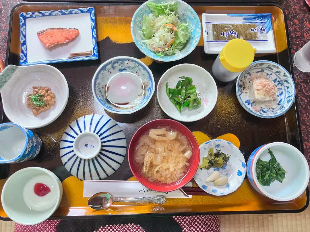 hide_2014's tweet photo. こんばんは～ (o´ω`o)ﾉ

5時過ぎに帰宅しました🏠🚘

四万温泉のお宿は、全８室の小さなお宿で、昨日は、私たちの他は、50代のご夫婦👫だけ🙂
露天風呂は無いものの、ほぼ貸切で温泉満喫出来ました♨️✌️

夕食も朝食も、派手さはないけど、とっても美味しかったです🥢(*´ч`*) https://t.co/Qj1vDcZTAs