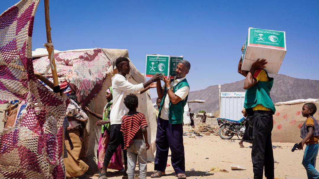 KSRelief_EN's tweet photo. #KSrelief distributes food assistance in Bayhan and Ataq districts in Shabwah Governorate, #Yemen, benefiting 840 people. https://t.co/b5HzuSGdfH