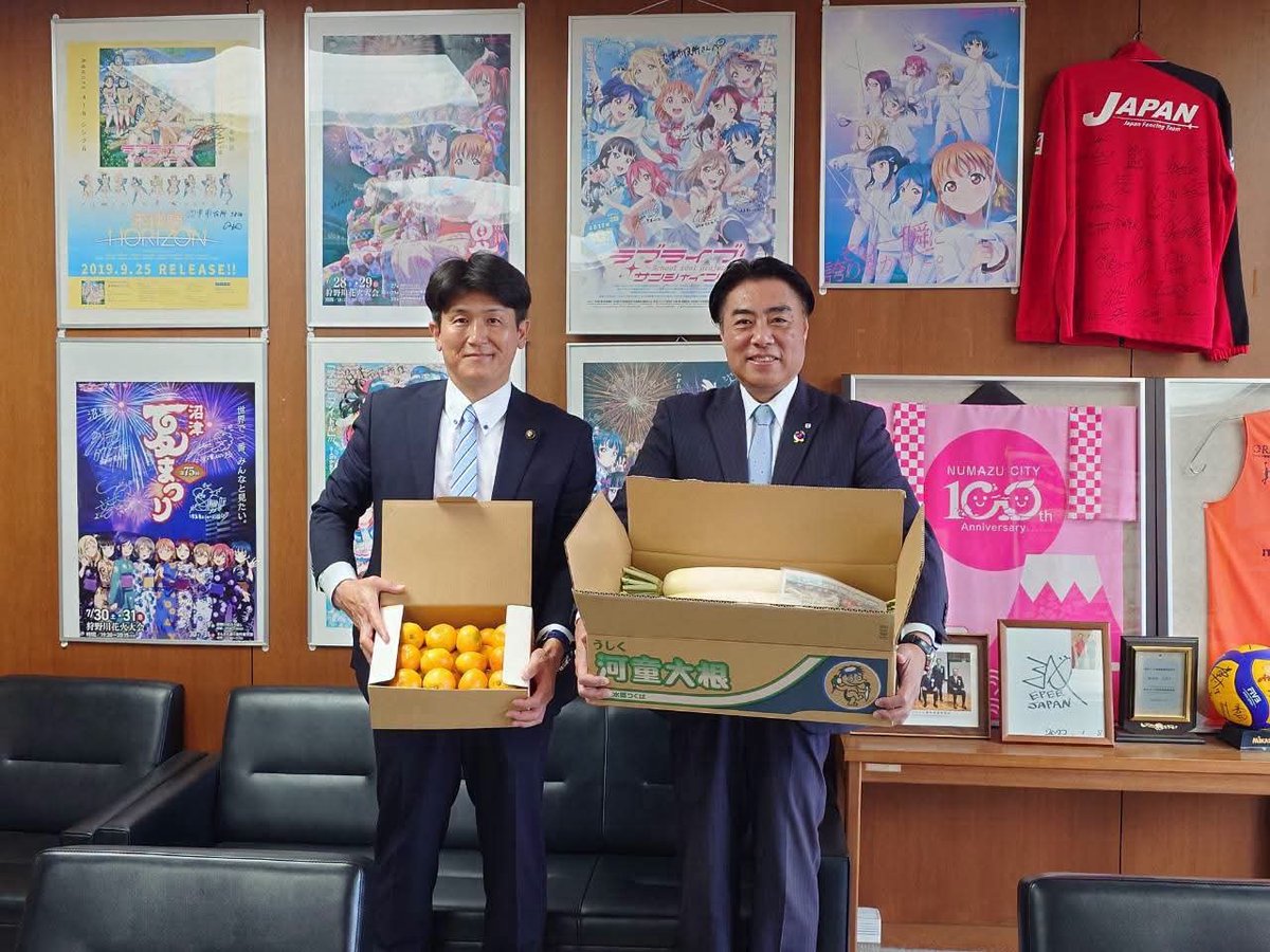 YorishigeNumazu's tweet photo. 10月19日(月)、牛久市の沼田 和利 市長が来沼されました！！

牛久市様は、『ラブライブ!スーパースター!!』の聖地の一つとして、昨今、注目を集めている自治体です。

『ラブライブ!スーパースター!!』の鬼塚姉妹が、牛久市に住んでいる場所として作品の中に出てきます。

本日は、牛久市の商店街の皆様が来沼し、沼津市が聖地であります、人気アニメ、『ラブライブ!サンシャイン!!』を活用したまちづくりを進めておりますが、その取り組みについて、沼津市観光戦略課と意見交換会を行なって頂きました。

その意見交換会に際し、牛久市長自らが同席された次第です。

また、今回の視察では、沼津市内の商店街が、どの様に作品とコラボしているのかを学ぶ機会となっており、牛久市の商店街関係者が、主な視察の参加者となっており、その様な主旨を受け、市役所訪問前には、『ラブライブ!サンシャイン!!』の聖地であります『あげつち商店街』を訪問頂き、同商店街の皆様にご対応頂きました！！