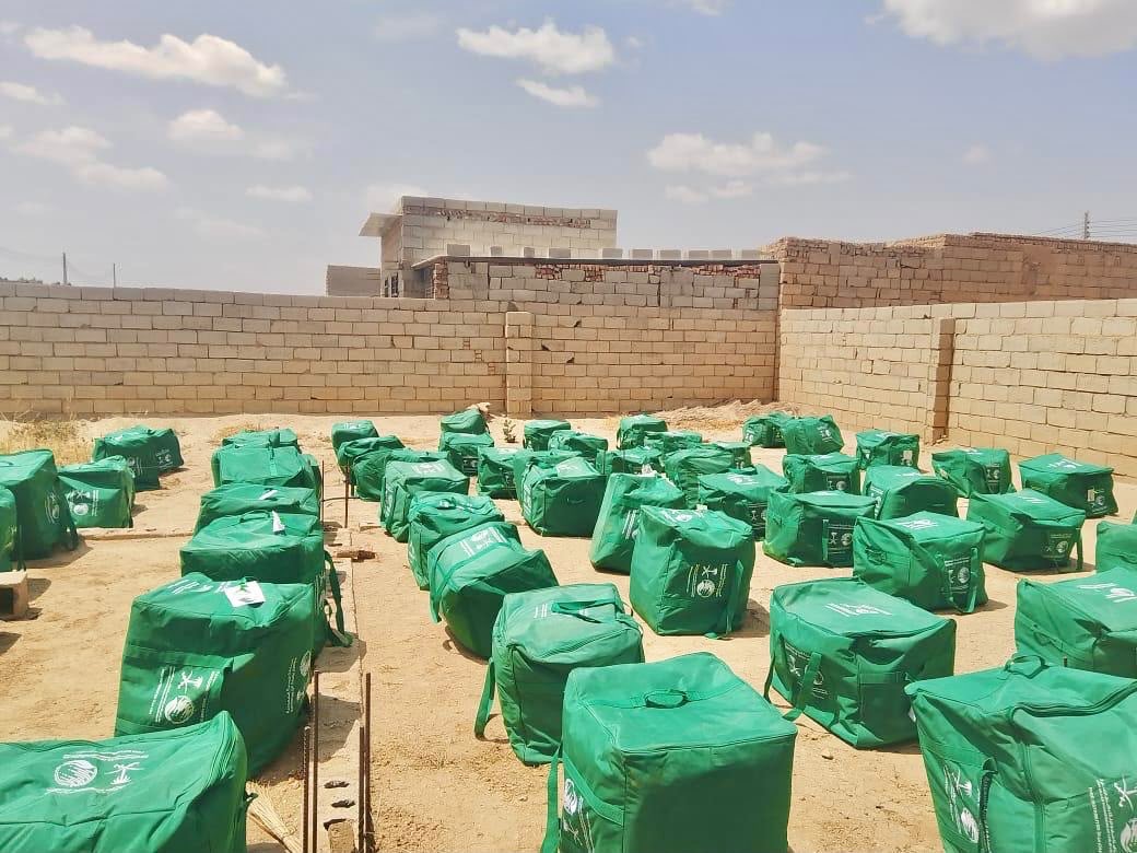 KSRelief_EN's tweet photo. #KSrelief distributes 547 shelter kits across several localities in Kassala State, #Sudan, to displaced people, those affected by disasters and families most in need. https://t.co/7cbtInAEfx