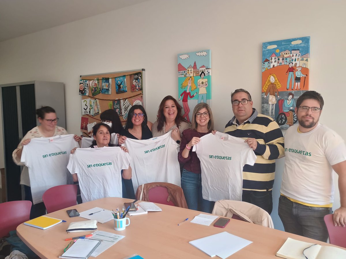 fintras's tweet photo. 📽️ La Oficina de Atención al #Voluntariado de #Burgos presenta este mes, dentro de su programa ‘Voluntariado y solidaridad’, un ciclo de #cine que invita a la ciudadanía a conocer de cerca las realidades y los retos cotidianos de diferentes colectivos. Fundación INTRAS ha participado con la proyección de ‘Votemos’, en una tarde muy enriquecedora tanto por la afluencia de público como por su implicación en el coloquio posterior.

El encuentro ha puesto de manifiesto la importancia de impulsar campañas como ‘Sin etiquetas, con proyectos de vida’, cuyo mensaje se refleja en este cortometraje, y de seguir creando espacios de diálogo que ayuden a cuestionar los prejuicios y a comprender la #SaludMental desde una perspectiva humana y comunitaria.