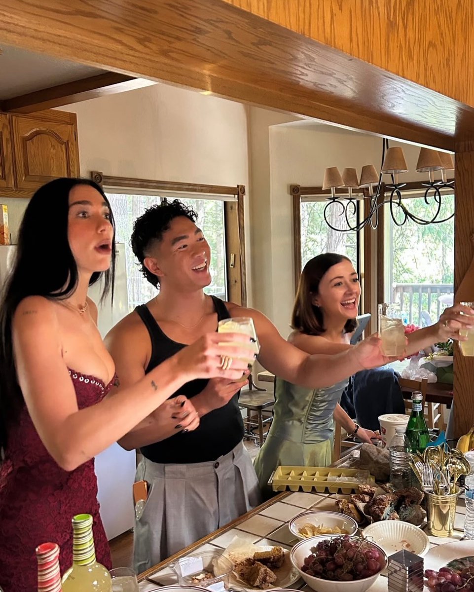 DuaDailyhq's tweet photo. NEW! Dua Lipa getting ready for Ella’s wedding this weekend! 💄✨ Looking absolutely breathtaking just before the big celebration. 💒🤍 https://t.co/XaDHqJlYs4