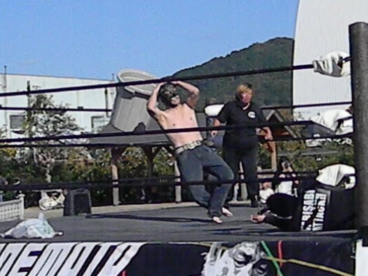 1000GT's tweet photo. この足のクロスを発見し戦慄（昭和のギャグマンガやん！　#丹の国プロレス https://t.co/pWJtPYT50Z