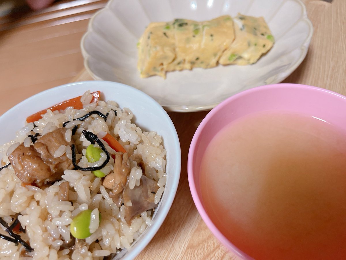Ha77n0's tweet photo. あぁぁ〜仕事疲れたぁぁ(   。ω 。)
まだ週の始まりやのに←

#はなじゃんご飯 💗
・鶏きのことひじきの混ぜご飯
・えのきの味噌汁
・小松菜入り卵焼き

お風呂あがったら
シュークリーム食べよっと🤤

今日も皆様お疲れ様でした͙͘͡★ https://t.co/mjFnmtKpCJ