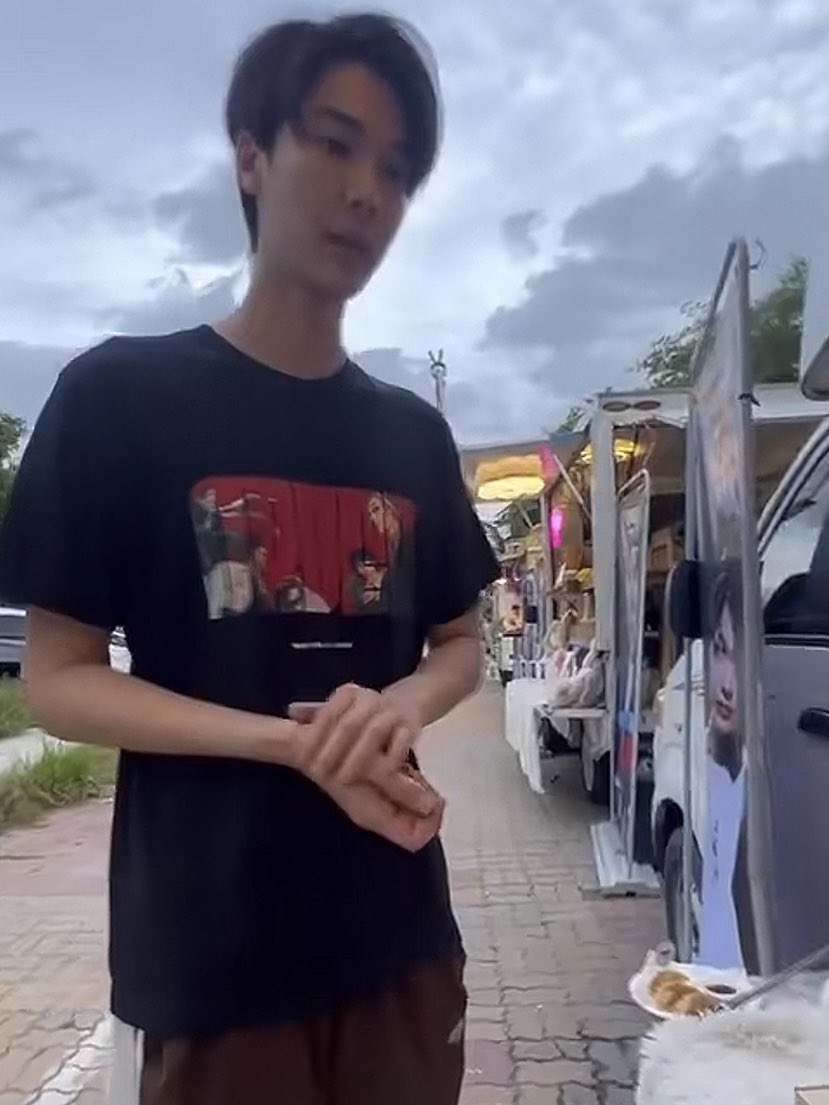 sugarplumdear's tweet photo. กุตอนเห็นเสื้อตัวนี้
: ขอข้าวจานนึงครับ https://t.co/4uevm9VB1S
