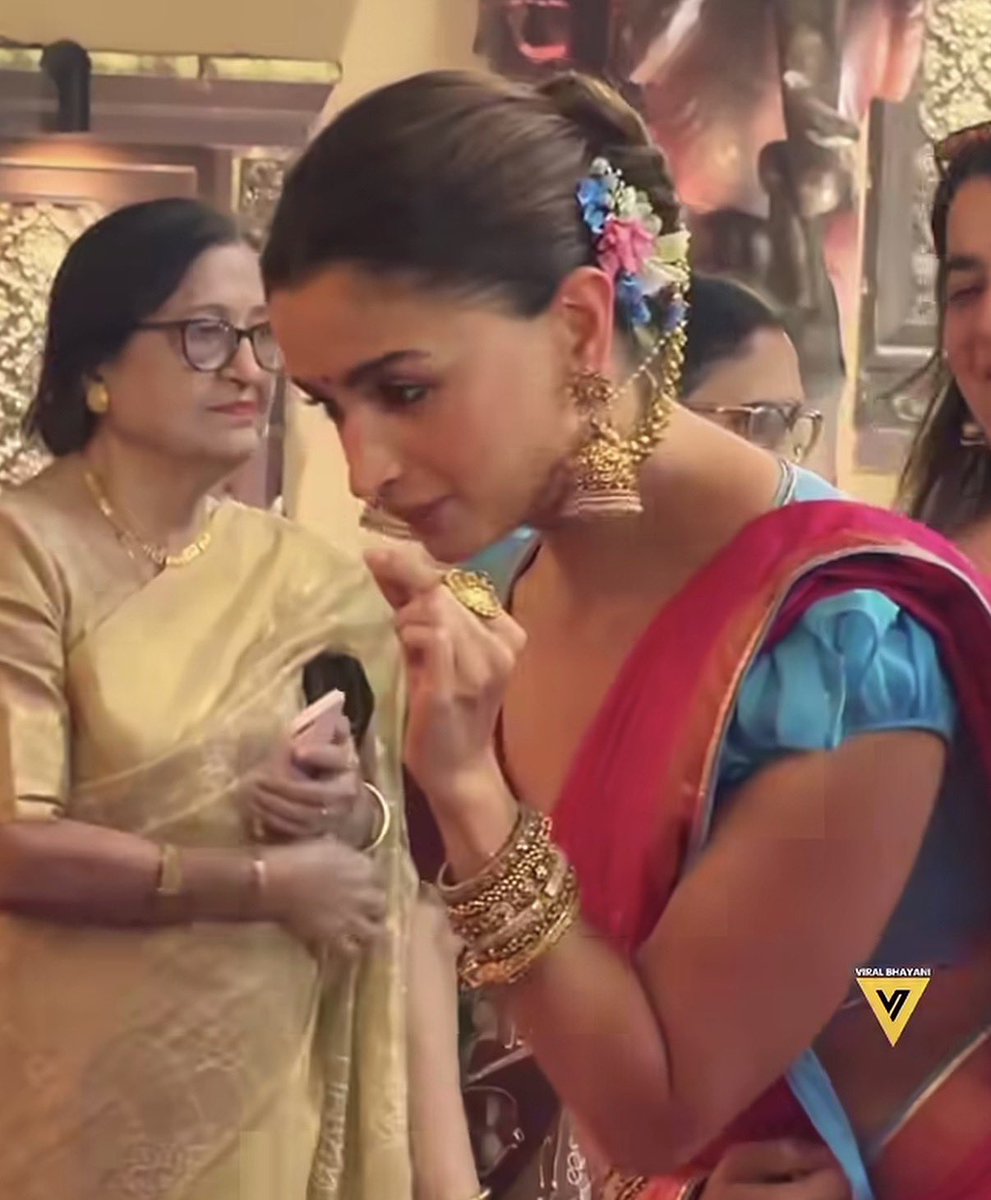 ffspari's tweet photo. When Pandit ji was about to put Tika on Alia Bhatt's forehead, she legit stopped him &amp; asked to put very small one. These guys feel ashamed to follow Sanatan Dharma but want to earn money in name of  Hinduism https://t.co/TvCnuLGN7r