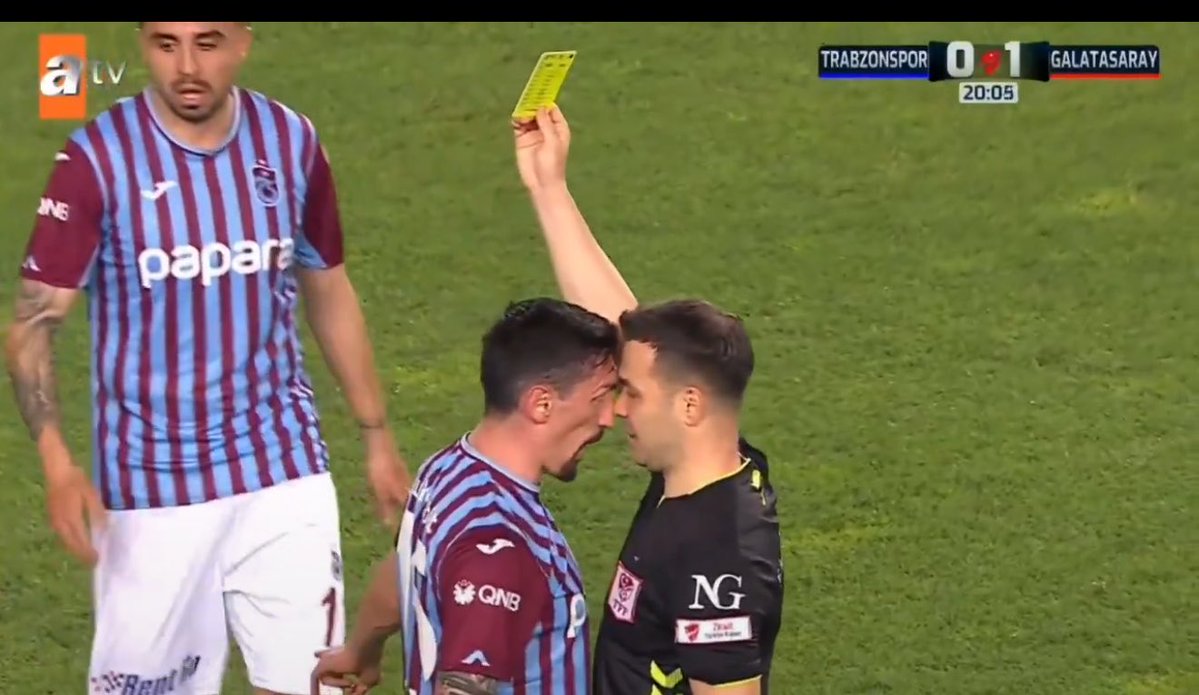 sekmorova's tweet photo. Trabzonspor-Beşiktaş maçının hakemi Cihan Aydın, geçtiğimiz sezon Türkiye Kupası finalinde Savic’e gösterdiği sarı kartın ardından oyuncunun kendisine yaptığı fiziksel temasa kırmızı kart çıkarmamasıyla gündem olmuştu https://t.co/hrpV8TEUQ4