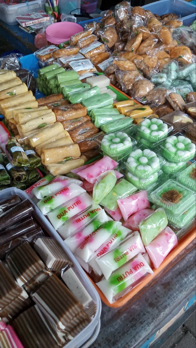 anoddeyes's tweet photo. ᅠᅠ
ᅠᅠ
ㅤ𖠿ㅤPasar dekat Kost | 08.00 WIB
Sarapan naskun sambil nyari jajanan pasar hehe. Kangen mam putu mayang deh?
ᅠᅠ
ᅠᅠ https://t.co/b0HRPuwJqt
