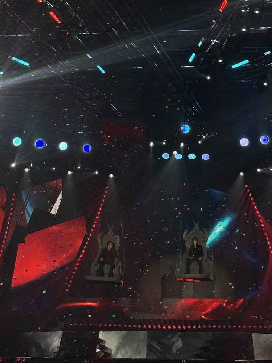 hunna12_'s tweet photo. พรกฮอลล์ชีเริสนะ มุมบัตร3500ไม่ซูม
สเตจรองใกล้มากกก อันนี้โซน C3 แถว CE

ข้อดี
- เดินทางง่าย บี รถเม เอยใดถึงหมด
- ของกินเยอะ
- แอร์เย็นฉ่ำ
- ฮอลล์ไซส์กำลังดี ไม่กว้าง ไม่ลึกเกินไป
- มีไรให้ทำตอนรอ ฉบับคนไม่ได้มีเบเน
(นี่เดินไปทำเล็บที่ลิโด้55555 ไปร้องเกะรอยังได้)

ข้อเสีย
- รถติดนรกแตก
(ต้องมาถึงก่อน11โมง ขากลับทำใจ ไม่ก็รอจนคนเค้ากลับกันไปพักนึงแล้ว)
อย่างอื่นคิดไม่ออกละ55555