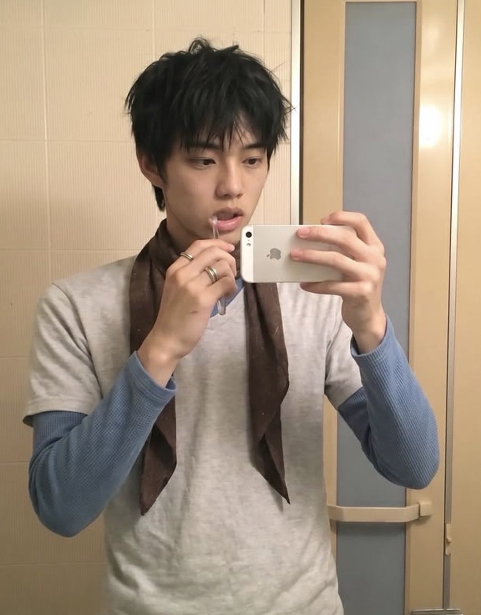 Choboong1ulu's tweet photo. 와 현이 막노동으로 집안을 일으키는 소년가장. 구질구질똥개엿다가 데뷔가까워지면서 깔끔해지는거 너무웃김 https://t.co/KX08xGoj0K