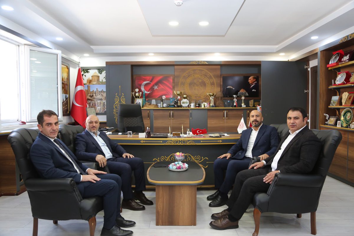 EnginGunceoglu's tweet photo. Bitlis Gençlik ve Spor İl Müdürümüz Sayın Bilal Elkatmış’ı ziyaret ettik.

Şehrimizdeki gençlerimizin ve sporcularımızın geleceği için yürütülen çalışmaları istişare ettik. Nazik ev sahipliği ve samimi misafirperverliği için kendisine teşekkür ediyor, çalışmalarında başarılar diliyorum.