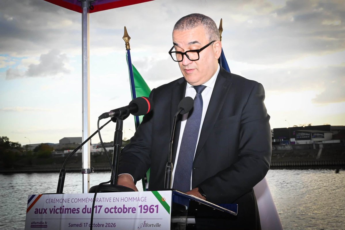 Alfortville_94's tweet photo. 🕊️ Commémoration du 17 octobre 1961

Hier, à Alfortville, une cérémonie a rendu hommage aux victimes de la répression sanglante de la manifestation du 17 octobre 1961, en présence de M. le Maire @luccarvounas et de Houssam Eddine Touahria, consul d’Algérie.

À cette occasion, M. le Maire @luccarvounas a rappelé son engagement, aux côtés de plus de 50 maires en France, en signant l’appel à la reconnaissance du crime d’État du 17 octobre 1961.

Se souvenir de cette date, c’est faire vivre la mémoire des victimes et transmettre cette histoire aux générations futures.

🎬 La 3e Biennale culturelle franco-algérienne d’Alfortville se poursuit jusqu’au 4 décembre. Consacrée au cinéma algérien et parrainée par le cinéaste Ahmed Bedjaoui, elle propose plusieurs rencontres autour du cinéma algérien.

👉 Retrouvez toute la programmation sur https://t.co/vWCwuhw4op :
https://t.co/SEutGp46nJ

#AlfortvilleVilledeBonheuretdePartage #17Octobre1961 #DevoirDeMémoire #BiennaleFrancoAlgérienne #CinémaAlgérien