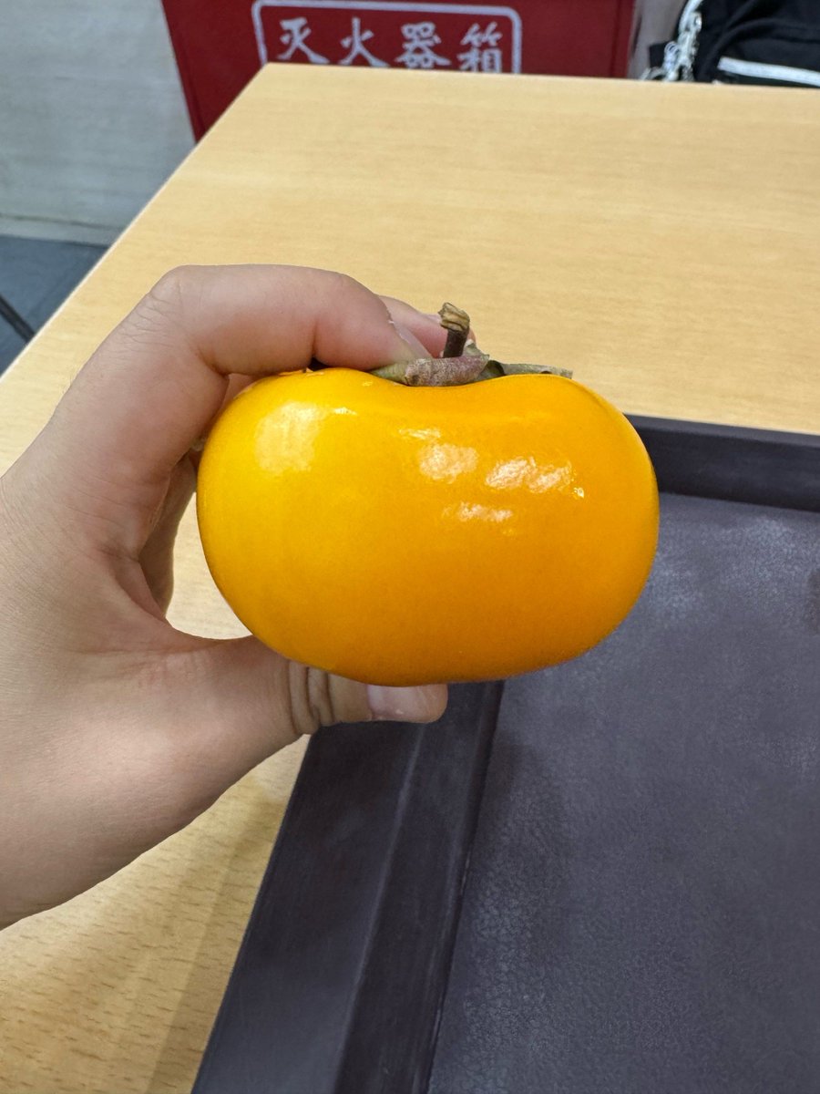 ssshigenaga's tweet photo. 今日は秋の味覚柿と白米を使ったおやつを作ったよユニークな形の器に盛り付けて、素敵な1日の締めくくりになりました！ https://t.co/irtL8Nvayy