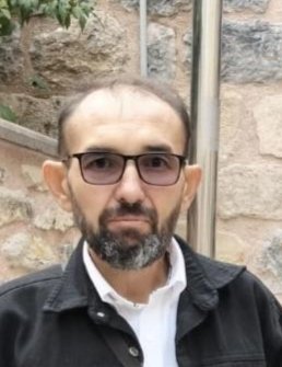ArdaYii10350560's tweet photo. 1980 doğumlu, Adalet Bakanlığı eski personeli ve KHK mağduru Celalettin Karaaslan’ın kalp rahatsızlığı nedeniyle hayatını kaybettiğini derin bir üzüntüyle öğrendim.

Mazlum ve mağdur olarak sürdürdüğü dünya hayatına veda eden Celalettin Bey’e Allah’tan rahmet; başta eşi ve oğlu olmak üzere ailesine, yakınlarına ve tüm dostlarına sabır ve başsağlığı diliyorum.

Mekânı cennet, makamı âli olsun.