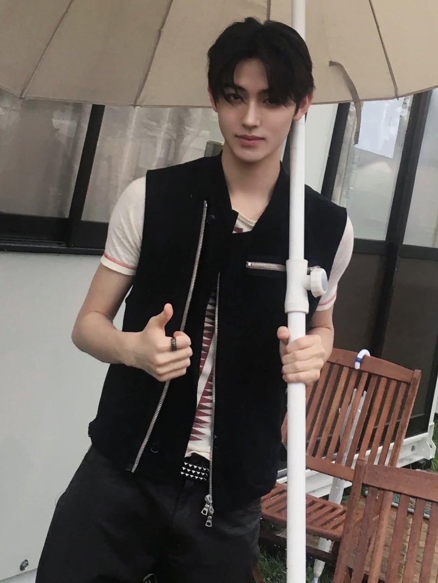 prettyyhyeon's tweet photo. this genre of seonghyeon >> https://t.co/3q2MmoLXCz