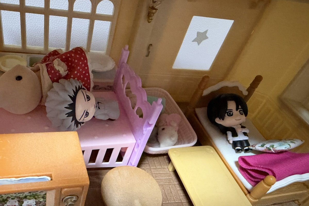 hattamontan's tweet photo. 娘が、おと（パパ）にあげるって言うてたのに、いつの間にか娘のシルバニアの中にねぎくん海斗くん紛れてた😂笑笑
これは、雄大とか全員出るまで回したいねー！😂
#novelbright
#ならぶんです
#シルバニアファミリー https://t.co/zT5InFOyMA