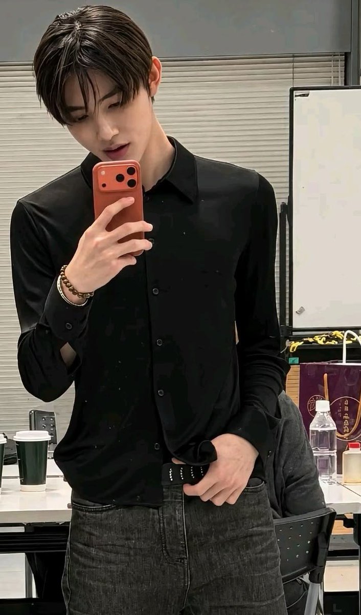 prettyyhyeon's tweet photo. this genre of seonghyeon >> https://t.co/3q2MmoLXCz