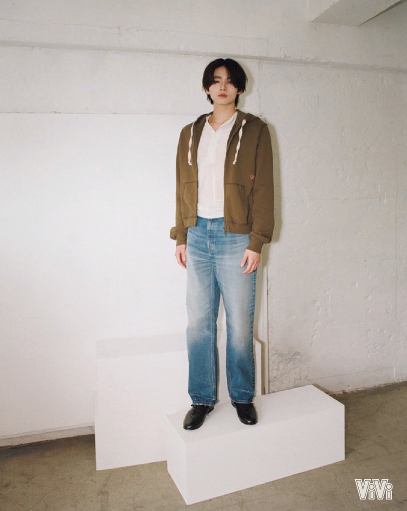 vivi_magazine's tweet photo. ・180cmの長身に長い手足
・甘いマスク
・スポーツ万能
・ギターもピアノも弾けて作曲もこなす
・デビュー２年で次々と話題作の主演

そんな井内悠陽さんの素顔が気になりすぎて深掘りしてみたら…いろいろと発覚!?
https://t.co/MsDIlOt1c7 https://t.co/kgwP9pPuqx