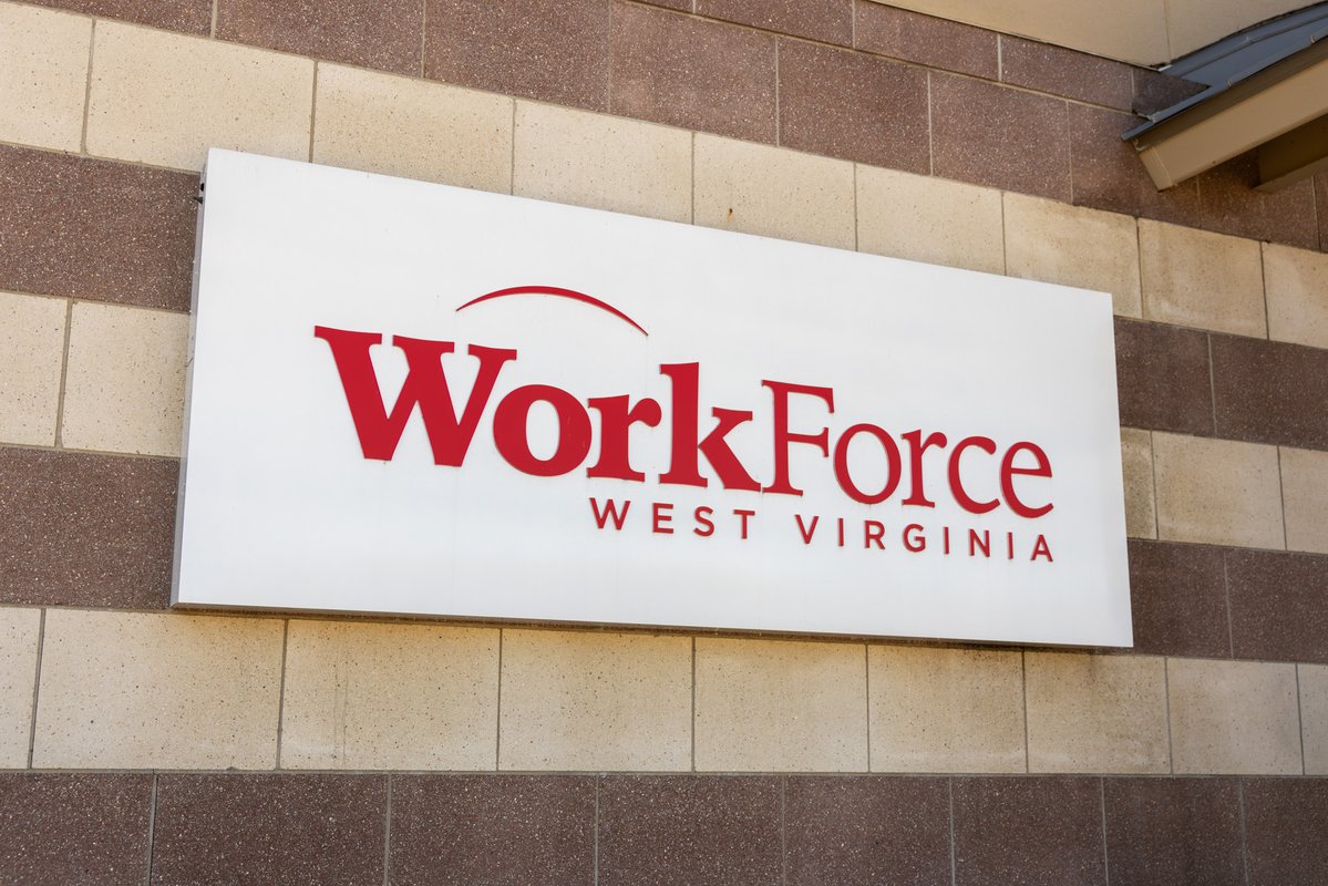 workforcewv's tweet photo. Registered apprenticeships combine paid full-time work with structured classroom learning. Discover trade, healthcare, and IT apprenticeship pathways available right now across West Virginia.
https://t.co/79qwYsgefH https://t.co/RDyU95DSeT