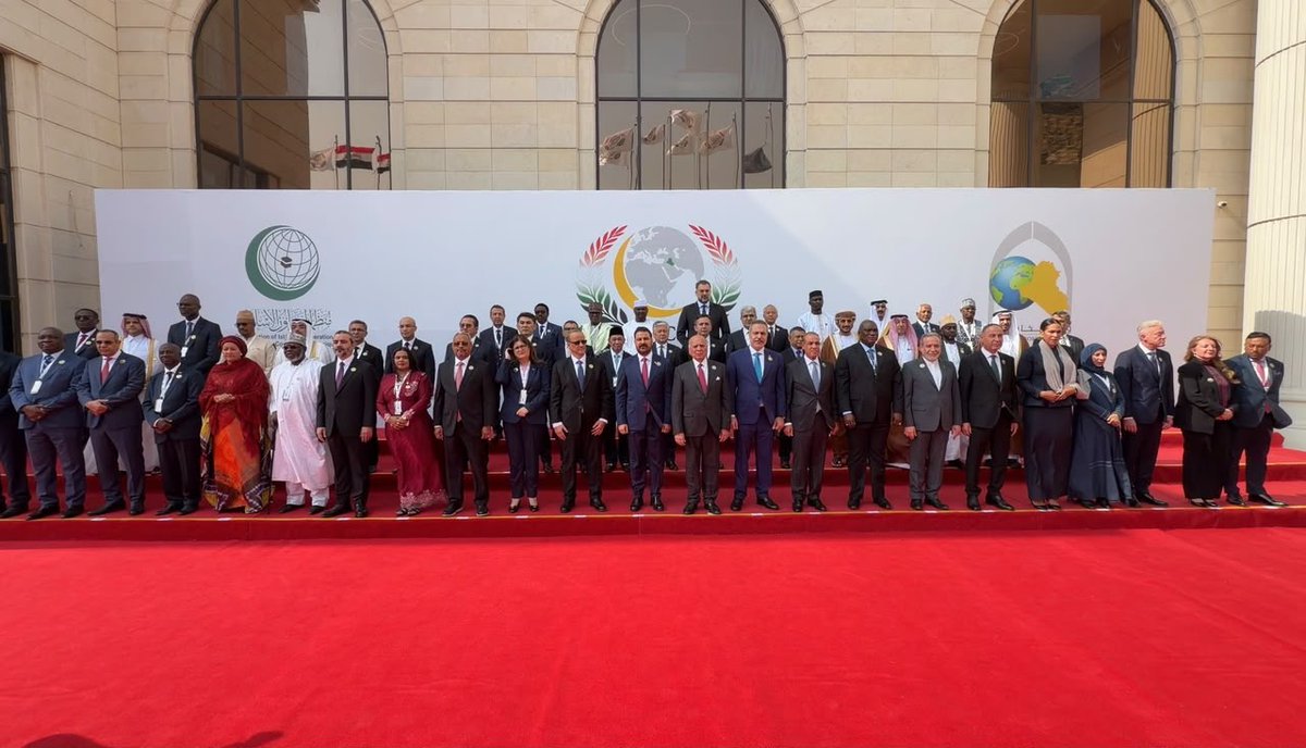 AzerbaijanMFA's tweet photo. Azərbaycan nümayəndə heyətinin İslam Əməkdaşlıq Təşkilatının Xarici İşlər Nazirləri Şurasının 52-ci sessiyasında iştirakına dair mətbuat məlumatı

17-18 oktyabr tarixlərində İraq Respublikasının paytaxtı Bağdad şəhərində İslam Əməkdaşlıq Təşkilatının (İƏT) Xarici İşlər Nazirləri Şurasının (XİNŞ) 52-ci sessiyası keçirilib.

Azərbaycan Respublikasını sessiyada xarici işlər nazirinin müavini Yalçın Rəfiyevin rəhbərlik etdiyi nümayəndə heyəti təmsil edib.

Tədbir zamanı İƏT üzv dövlətlərinin gündəliyində olan aktual məsələlər, regional və beynəlxalq çağırışlar, İƏT məkanında baş verən yeniliklər, əhəmiyyətli hadisələr, eləcə də üzv dövlətlər arasında əməkdaşlığın genişləndirilməsi və təşkilatın fəaliyyətinin səmərəliliyinin artırılması üzrə müzakirələr aparılıb.

Tədbir çərçivəsində əsas plenar iclasda və “Sülh və davamlı inkişafın təşviqində dialoq və həmrəylik – iki əsas sütun” mövzusuna həsr olunmuş xüsusi sessiyada çıxışlar edilib.

Çıxışlarda Y. Rəfiyev tərəfindən regionda baş verən hərbi qarşıdurmalar və artan gərginlik və dünyada İslamofobiya trendinin yüksəlməsi ilə bağlı narahatlıq ifadə edilib, Azərbaycan və Ermənistan arasında normallaşma prosesi, Fələstin məsələsi, eləcə də ölkəmizin qarşıdan gələn İƏT Zirvə Konfransına sədrliyinin prioritetlərinə toxunulub.

Sessiyanın yekununda siyasi, iqtisadi, humanitar-mədəni və bir sıra digər istiqamətlərlə bağlı qətnamələr, habelə Bağdad Bəyannaməsi qəbul edilib.

Sessiyanın Azərbaycan üçün əsas əlamətdar nəticələrindən biri İƏT XİNŞ tərəfindən ölkəmizlə bağlı ənənəvi əsasda qəbul edilən dörd qətnamənin (“Ermənistan Respublikasının Azərbaycan Respublikasına qarşı təcavüzünün nəticələrinin aradan qaldırılması”, “Azərbaycan Respublikasına iqtisadi yardım”, “Ermənistan Respublikasının Azərbaycan Respublikasına qarşı təcavüzü nəticəsində Azərbaycan ərazilərində İslam tarixi və mədəni abidələrinin və izlərinin dağıdılması və təhqir edilməsi” və “1992-ci il Xocalı qətliamının qurbanları ilə həmrəylik”) müvafiq yenilikləri əks etdirməklə yenidən qəbul edilməsi və Bağdad Bəyannaməsində Azərbaycan-Ermənistan normallaşma prosesi ilə bağlı bəndin əks olunması olub.

Bağdad Bəyannaməsində Azərbaycan-Ermənistan normallaşma prosesindəki irəliləyişlər, xüsusilə iki dövlət arasında sülh və dövlətlərarası münasibətlərin təsis olunması haqqında Sazişin paraflanması alqışlanır, Ermənistan tərəfinə İƏT üzv dövlətləri adından sülh sazişinin imzalanması istiqamətində yerdə qalan hüquqi və siyasi əngəllərin aradan qaldırılması ilə bağlı çağırış edilir. İşğaldan azad edilmiş ərazılərin bərpası və yenidən qurulması səylərində Azərbaycan Respublikası Hökuməti və xalqı ilə həmrəylik ifadə edilir, habelə həmin ərazilərdə minalardan təmizlənmə fəaliyyətinə fəal dəstək verilməsi üçün İƏT üzv dövlətlərinə çağırış edilir.

Bununla yanaşı, sessiya çərçivəsində baş tutmuş müvafiq səsvermənin nəticələrinə əsasən Azərbaycan nümayəndəsi Aydın Səfixanlı İƏT Müstəqil Daimi İnsan Haqları Komissiyasının 2027-2030-cu illər üzrə üzvü seçilib.

Tədbir çərçivəsində Y.Rəfiyev ilə Qambiyanın xarici işlər naziri Serinq Modu Njiye, Türkiyənin xarici işlər nazirinin müavini Musa Kulaklıkaya və İraqın xarici işlər nazirinin müavini Məhəmməd Hüseyin Bəhr Əl-Ulum arasında ikitərəfli görüşlər keçirilib. Görüşlərdə İƏT çərçivəsində bu ölkələrlə əməkdaşlıq məsələləri müzakirə edilib.