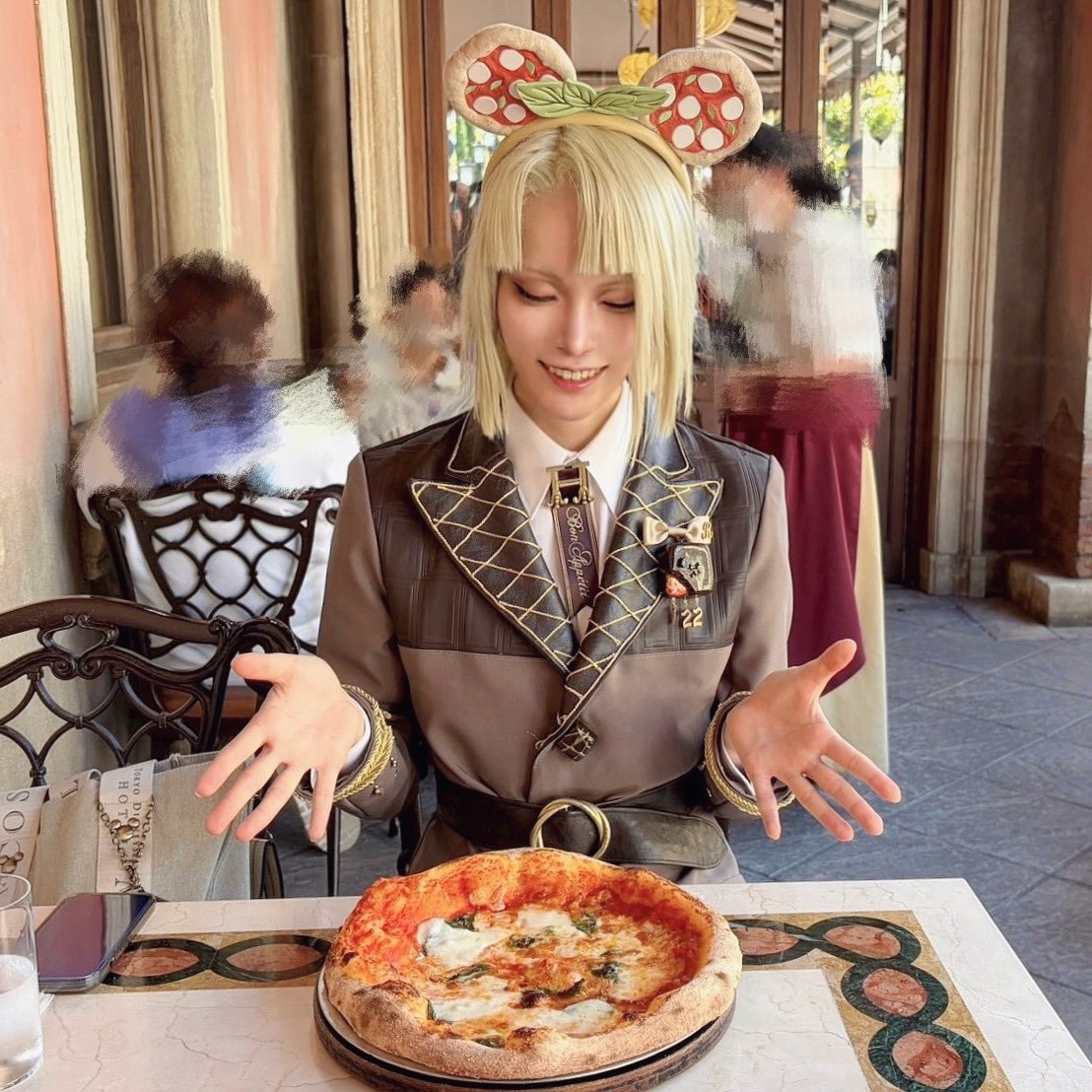 sayosayo_c's tweet photo. ピザ耳でピザ食べる夢かなえられてとてもうれしかった🍕
#Dハロ仮装2026 
#Dハロツイステ https://t.co/B71WI8Js3L