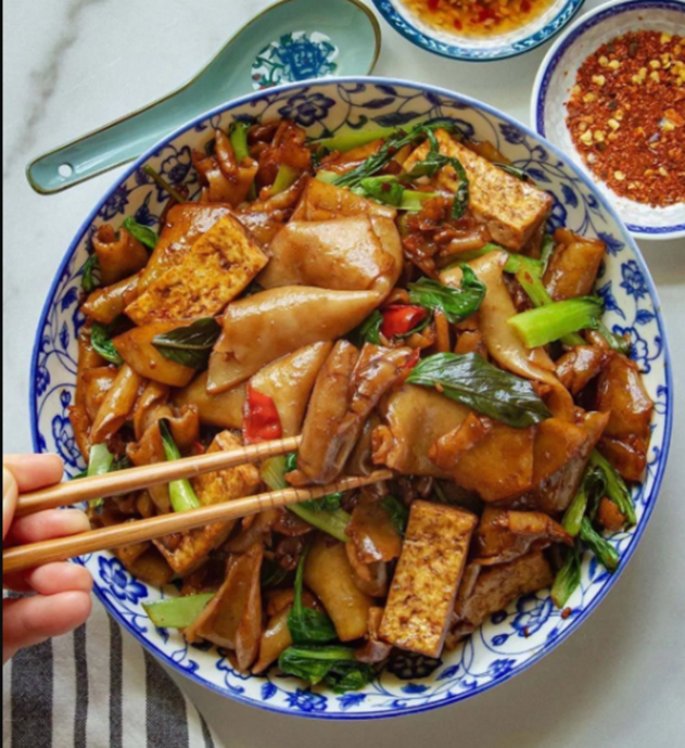 thomaslim2019's tweet photo. 泰国炒面选择

白人只是懂Pad Thai Pad Thai来来去去都是点Pad Thai Pad Thai。是的，全世界出名的是Pad Thai，可是，其实还有很多选择的啦。

Pad Kee Mao -
翻译出来就是“醉鬼炒”，据说是老公喝醉回来，老婆做夜宵醒酒，所以很多辣椒、九层塔等重口味香料。

Pad See Ew -
听名字都能知道华人渊源。See Ew = 豉油 = 酱油！这个大概类似广东香港的干炒牛河。所有材料、调料都是华人路数，并不怎么“泰”。

Guay Tiew Gua -
这个也是听名就知道渊源......Guay Tiew就是潮州话的“果条”......这是鸡蛋鸡肉炒河粉。这个也是纯华人路数，没有什么泰国独特香料、调料在内的。

Rad Na -
相当于广东的湿炒河粉。