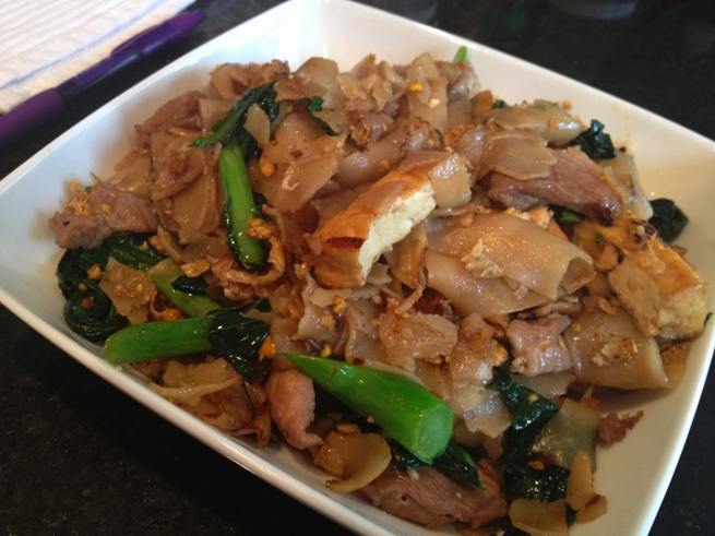 thomaslim2019's tweet photo. 泰国炒面选择

白人只是懂Pad Thai Pad Thai来来去去都是点Pad Thai Pad Thai。是的，全世界出名的是Pad Thai，可是，其实还有很多选择的啦。

Pad Kee Mao -
翻译出来就是“醉鬼炒”，据说是老公喝醉回来，老婆做夜宵醒酒，所以很多辣椒、九层塔等重口味香料。

Pad See Ew -
听名字都能知道华人渊源。See Ew = 豉油 = 酱油！这个大概类似广东香港的干炒牛河。所有材料、调料都是华人路数，并不怎么“泰”。

Guay Tiew Gua -
这个也是听名就知道渊源......Guay Tiew就是潮州话的“果条”......这是鸡蛋鸡肉炒河粉。这个也是纯华人路数，没有什么泰国独特香料、调料在内的。

Rad Na -
相当于广东的湿炒河粉。