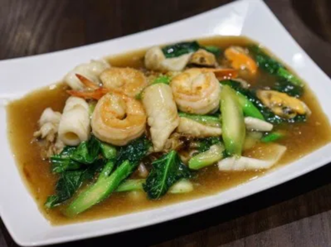 thomaslim2019's tweet photo. 泰国炒面选择

白人只是懂Pad Thai Pad Thai来来去去都是点Pad Thai Pad Thai。是的，全世界出名的是Pad Thai，可是，其实还有很多选择的啦。

Pad Kee Mao -
翻译出来就是“醉鬼炒”，据说是老公喝醉回来，老婆做夜宵醒酒，所以很多辣椒、九层塔等重口味香料。

Pad See Ew -
听名字都能知道华人渊源。See Ew = 豉油 = 酱油！这个大概类似广东香港的干炒牛河。所有材料、调料都是华人路数，并不怎么“泰”。

Guay Tiew Gua -
这个也是听名就知道渊源......Guay Tiew就是潮州话的“果条”......这是鸡蛋鸡肉炒河粉。这个也是纯华人路数，没有什么泰国独特香料、调料在内的。

Rad Na -
相当于广东的湿炒河粉。