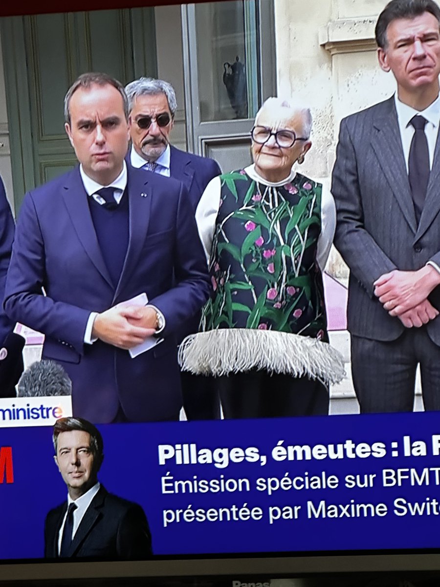 philippe2408's tweet photo. @BFMTV 🫪🫪🫪😳😳😳😱 ah les clowns pitoyables de votre équipe, le tout avec en fond sonore une musique d’ambiance !  @SebLecornu #Lecornu #Limoges #17octobre @NunezLaurent https://t.co/uaaEF1iq83