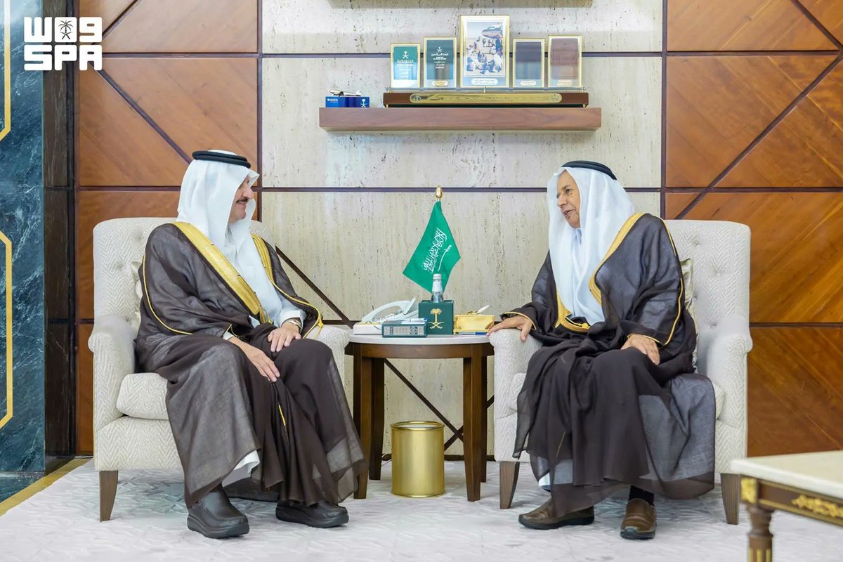 SPAregions's tweet photo. أمير الشرقية يستقبل رئيس مجلس إدارة مؤسسة الدكتور محمد بن حسن الجبر الخيرية.
https://t.co/IZ63sl5x5Q
#واس https://t.co/RxI2WVZ0yv