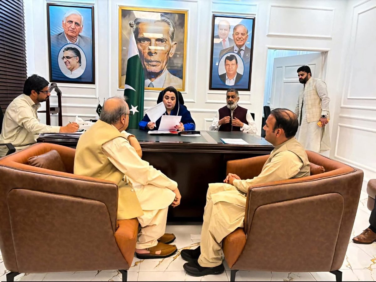 Riazhaq's tweet photo. ایک ہفتہ پہلے چارج سنبھالا تو یہاں قائد اعظم کے علاؤہ کوئی تصویر نہیں تھی، اگلے دن نواز شریف سے لیکر امیر مقام تک سب کو دیوار پر چسپاں کردیا۔ https://t.co/4hYqkNrY5j