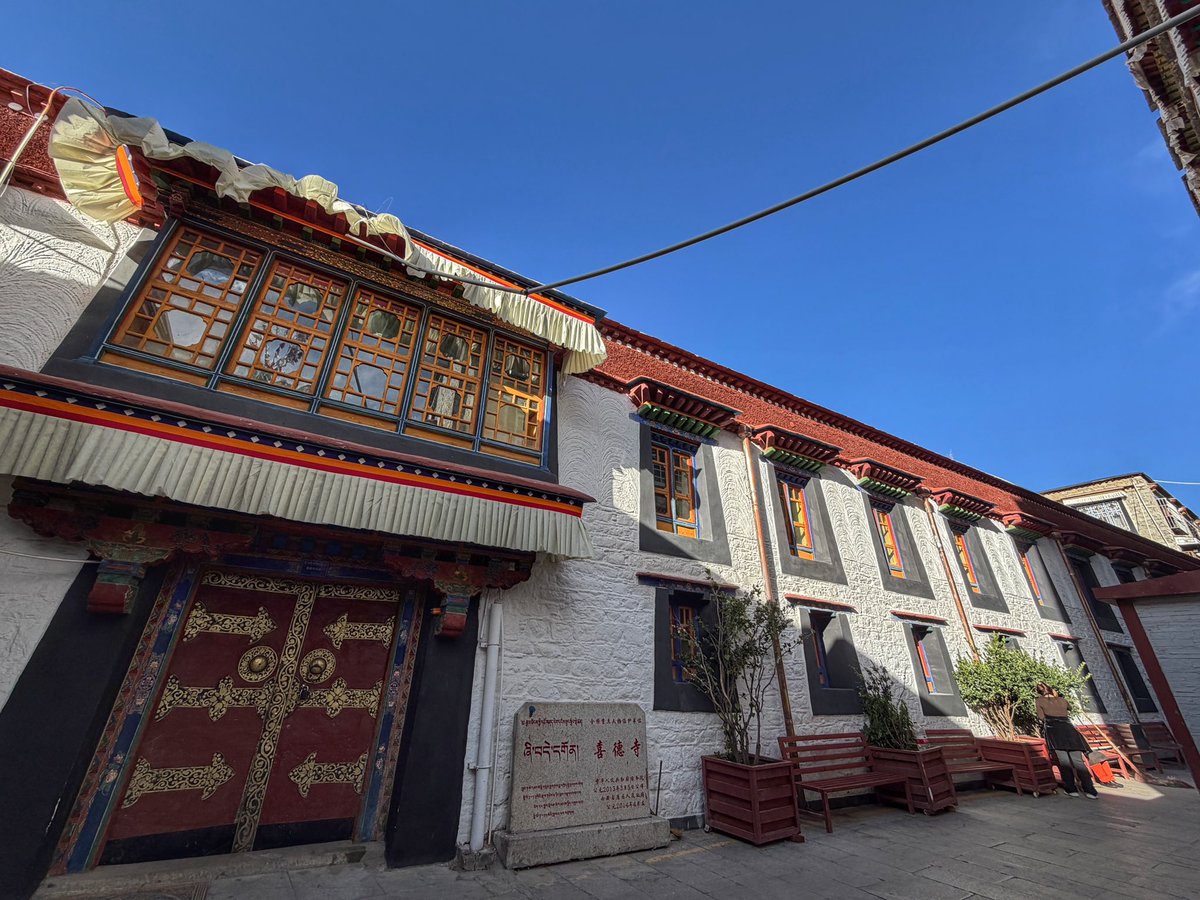 degewa's tweet photo. 路过这里很多次，每次都会看一看小巷尽头的喜德林寺。几个月前就在维修，工人骑在门上，门口堆满杂物。

大概一个多月前，维修停了，但还是进不去，门锁着。显然以前里面围绕着寺院的许多住户都迁走了。迁到哪里去了呢？

那么以后焕然一新的喜德寺要派什么用场？是继续给文艺青年��搞活动吗？

记得2018年把废墟拆完盖了貌似寺院的新房子后，文艺青年们在里面载歌载舞、挂画挂照片，红酒啤酒和小吃，美其名曰要用“艺术唤醒古城”。

他们能够用浅薄的“艺术”唤醒这创��累累的古城吗？还是先唤醒他们自己的记忆吧。

#lhasa #tibet