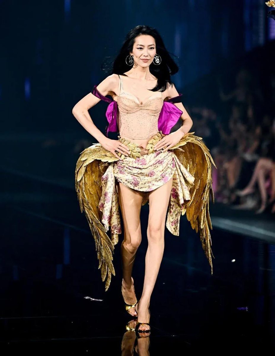 PolyOkeyZHO's tweet photo. 2026 洛杉矶维密大秀，中国超模集体闪耀 T 台✨#刘雯 金翼碎花造型大气舒展，冰雪流苏套装配蓬松白披风气场拉满；#奚梦瑶 身披巨型透明金纱翅膀华丽回归；#贺聪 黑白羽毛廓形大衣酷感十足。国模用东方力量演绎天使风尚，每一帧都是顶级台步美学。    #VSFS26 https://t.co/2mFzNKnTq7