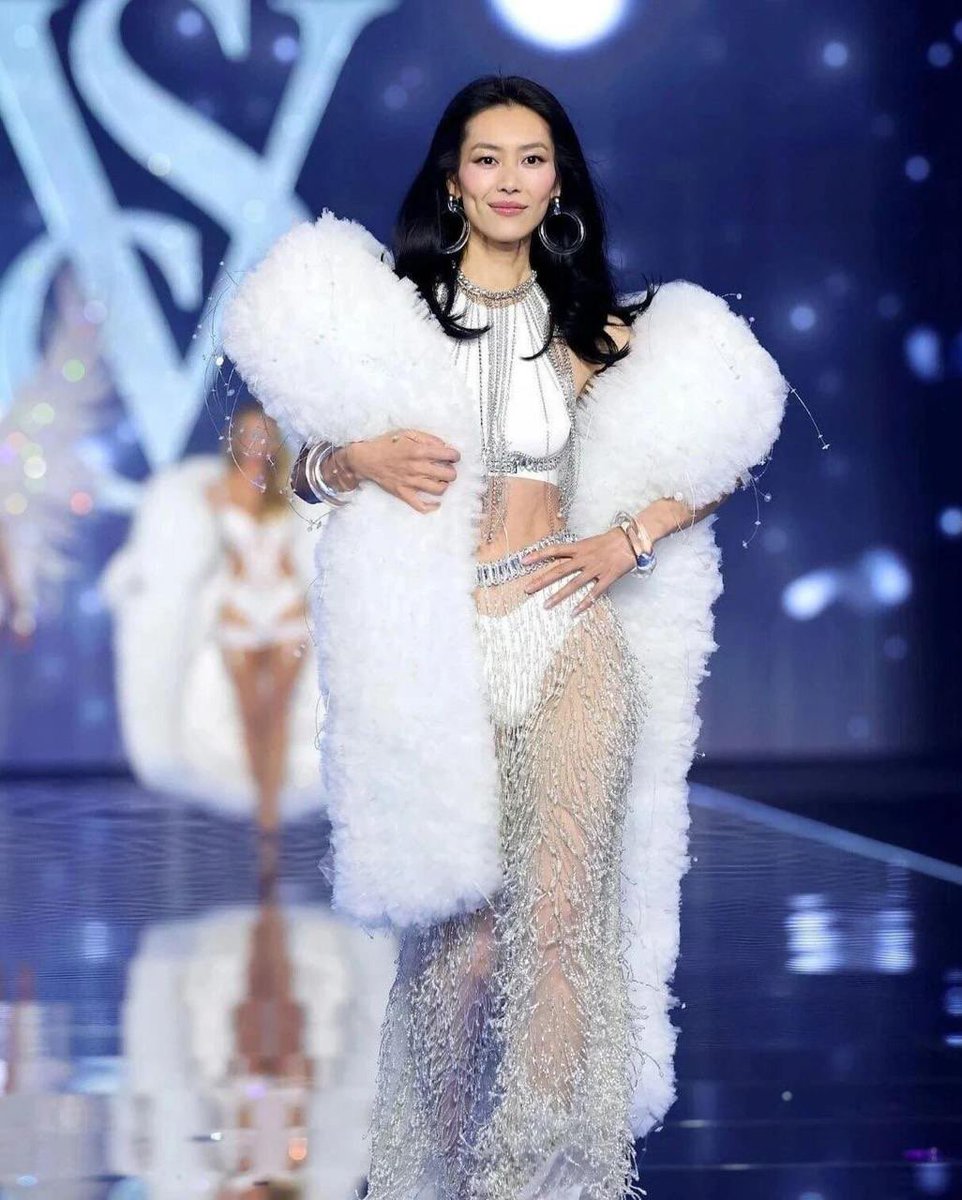 PolyOkeyZHO's tweet photo. 2026 洛杉矶维密大秀，中国超模集体闪耀 T 台✨#刘雯 金翼碎花造型大气舒展，冰雪流苏套装配蓬松白披风气场拉满；#奚梦瑶 身披巨型透明金纱翅膀华丽回归；#贺聪 黑白羽毛廓形大衣酷感十足。国模用东方力量演绎天使风尚，每一帧都是顶级台步美学。    #VSFS26 https://t.co/2mFzNKnTq7